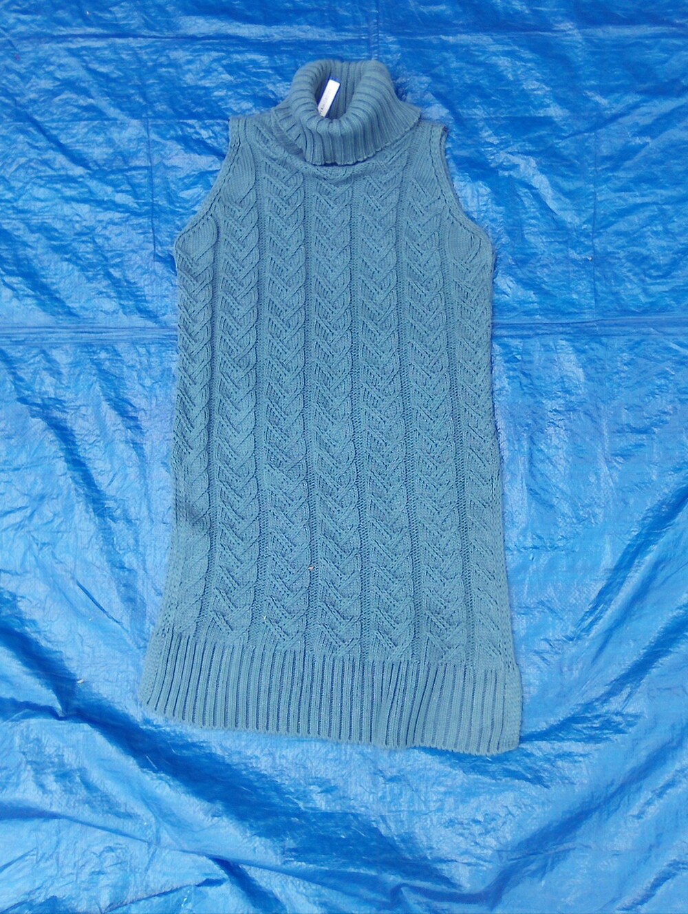 Glamorous Sleeveless Cable-Knit Turtleneck Sweater - Blue